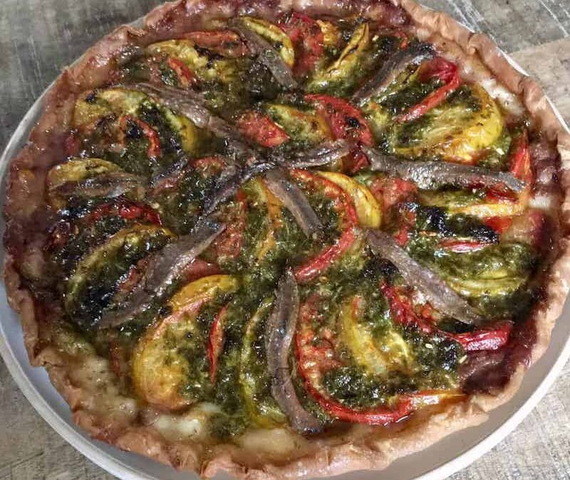 Tarte tomates, anchois, tapenade et basilic